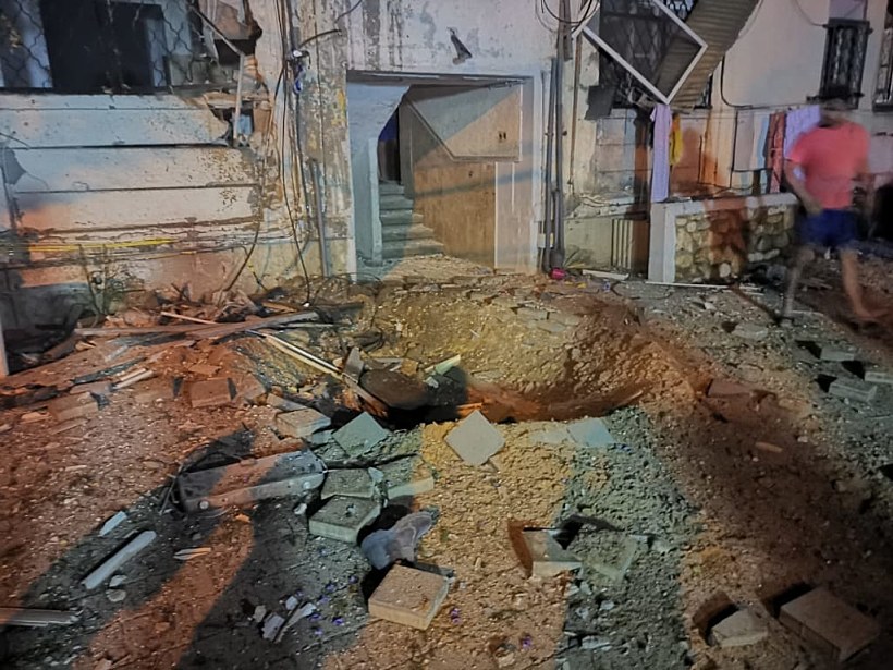 הנזק שנגרם לחצר הבניין באשקלון כתוצאה מפגיעת הרקטה