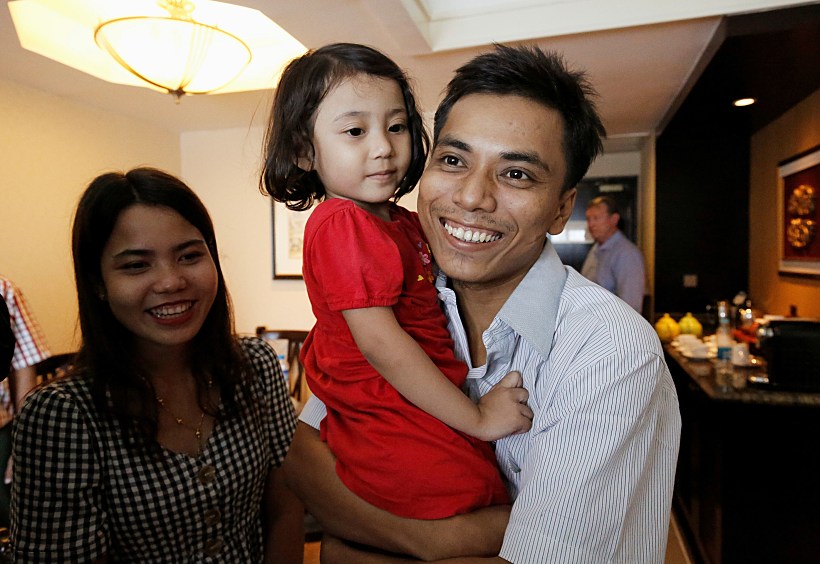 העיתונאי מרויטרס קייאו סו עם משפחתו, לאחר ששוחרר מהכלא במיאנמר