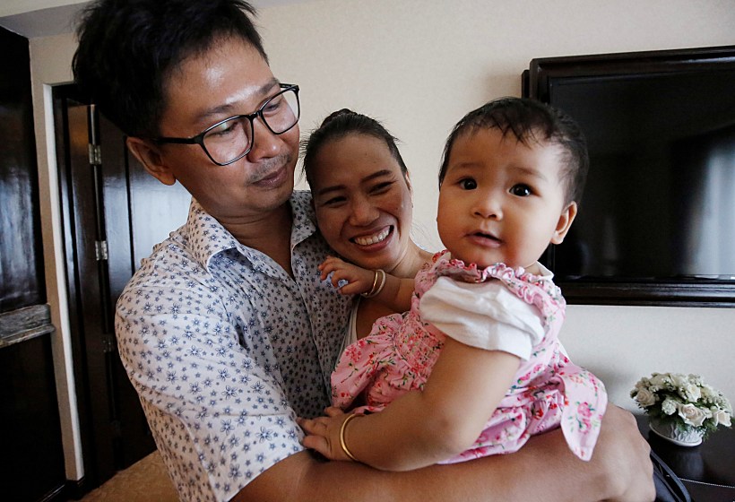 העיתונאי מרויטרס ווה לונג עם משפחתו, לאחר ששוחרר מהכלא במיאנמר