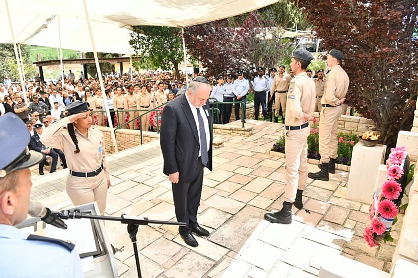 שר הביטחון לשעבר ויו''ר מפלגת ישראל ביתנו ח''כ אביגדור ליברמן בטקס יום הזיכרון בבית העלמין הצבאי במגדל העמק