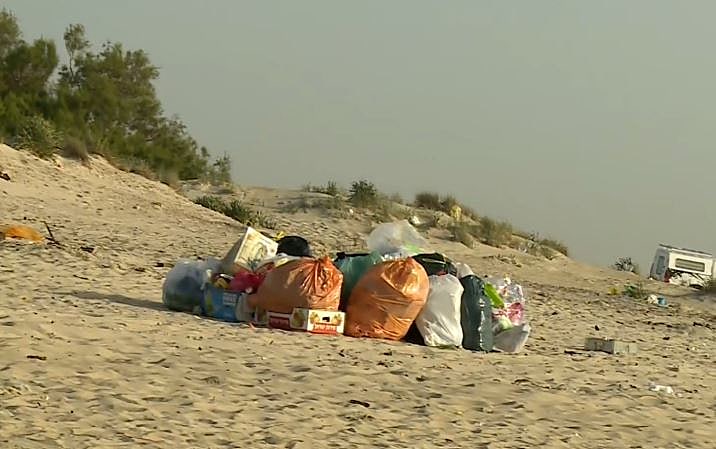 פסולת בחוף