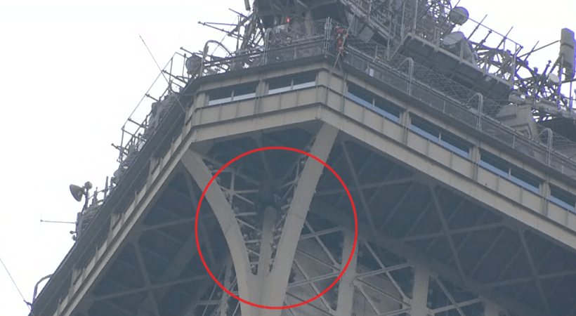 אדם התבצר על מגדל אייפל בפריז