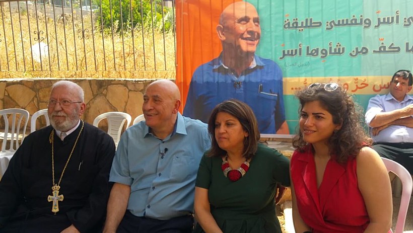 באסל גטאס עם משפחתו לאחר השחרור מהכלא