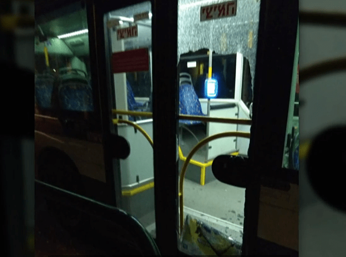 הנזק שנגרם לאוטובוס לאחר התקיפה