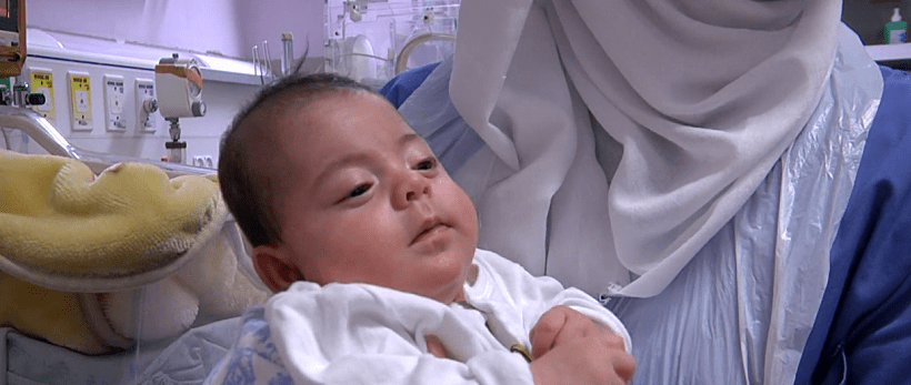 תינוקת מעזה, מאושפזת בבית החולים אל-מקאסד במזרח ירושלים לבדה