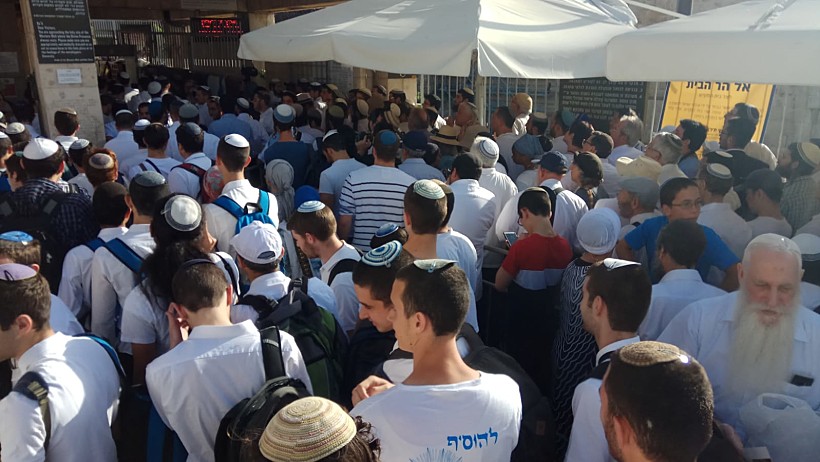 קבוצת יהודים העולים לרגל יום ירושלים להר הבית