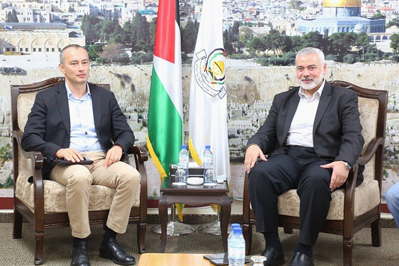 שליח האו''ם למזרח התיכון ניקולאי מלאדנוב בפגישה עם ראשי חמאס ברצועה