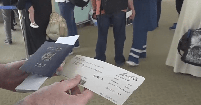 דרכונו של ברק רביד לצד כרטיס הטיסה לחוריין