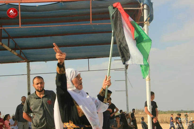 אישה פלסטינית מפגינה בגבול רצועת עזה