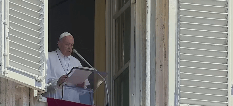 האפיפיור פרנציסקוס מתפלל למען האזרחים הסובלים מהחום הכבד
