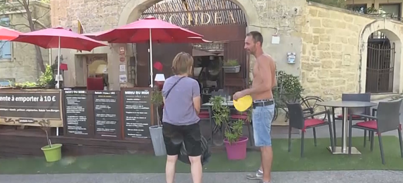 גבר מסתובב ללא חולצה בצרפת, בעקבות גל החום הפקד את המדינה