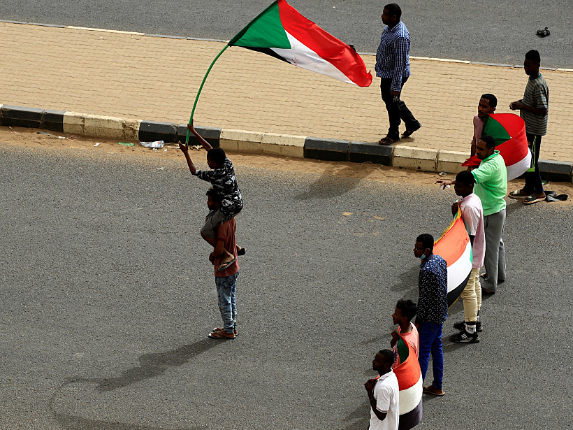 מפגינים מניפים את דגל סודאן בהפגנה בחארטום