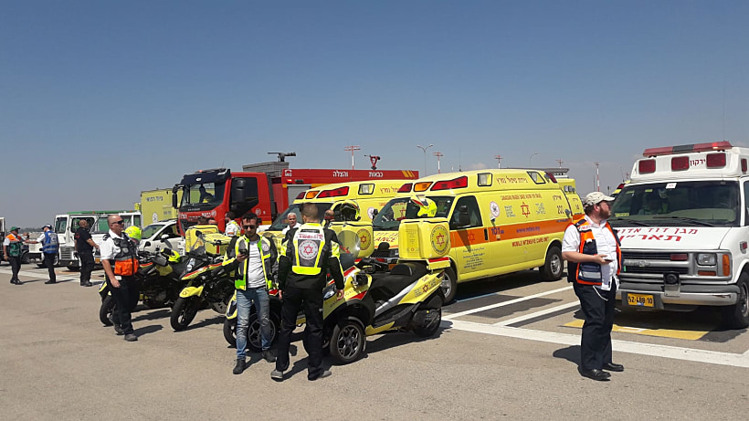 צוותי הצלה לקראת נחיתת החירום של מטוס אלקטרה אייר