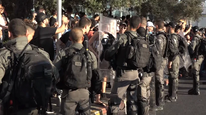 חיילי יס''מ בצומת עזריאלי בתל אביב חוסמים את המפגינים