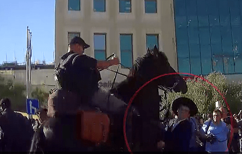 נער חרדי נדרס על ידי פרש במהלך הפגנה בירושלים