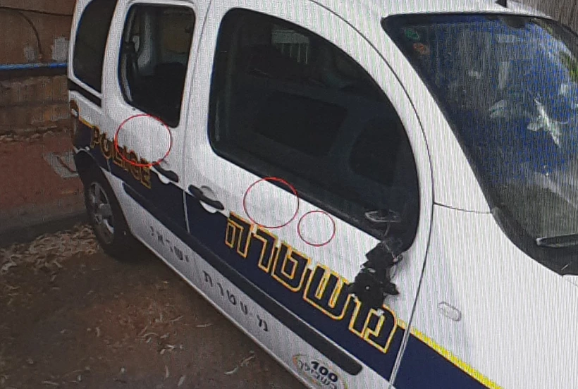 נזקי הניידת המשטרתית בה נהג השוטר שהותקף במהלך הפרות הסדר סמוך לרמלה