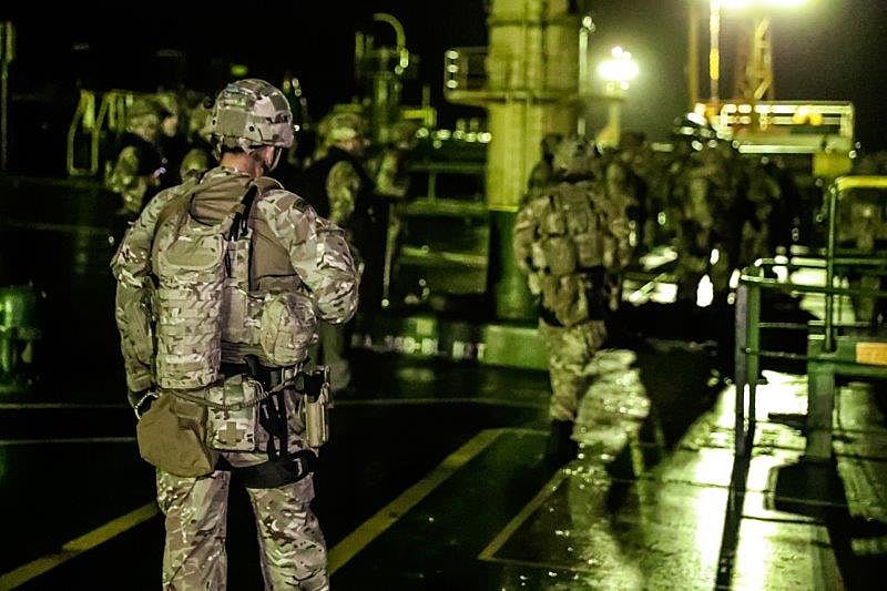 חיילי הצבא הבריטי משתלטים על המכלית האיראנית