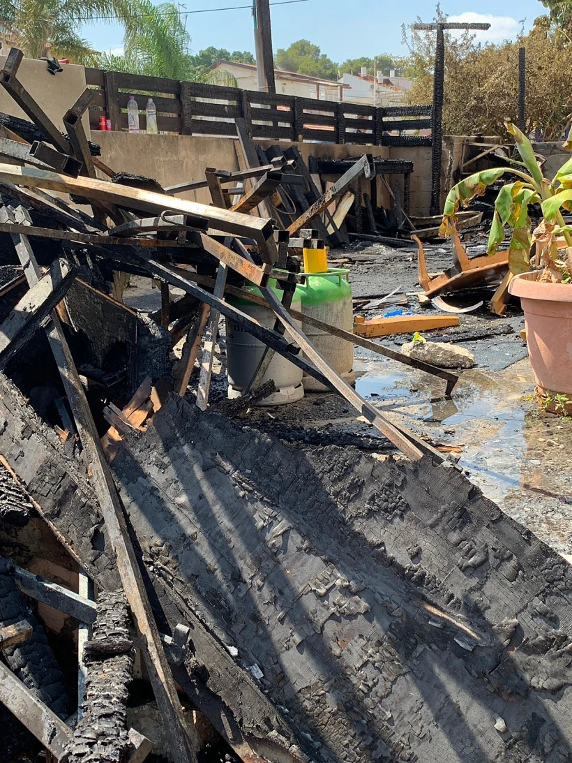חצר ביתה של כרמל מעודה לאחר השריפה