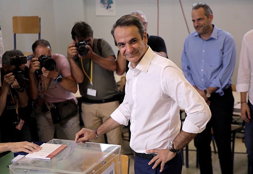 קיריאקוס מיצוטאקיס מצביע בבחירות ביוון