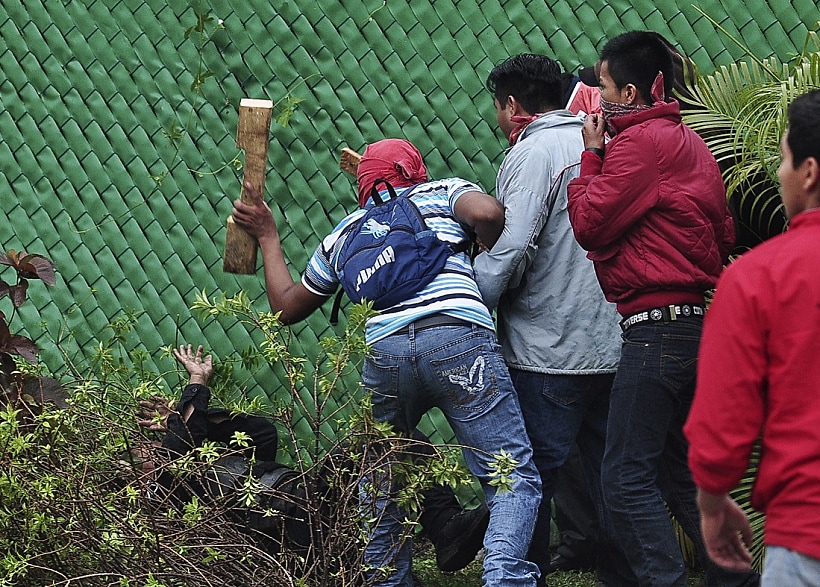 בן אדם מכה קצין משטרה במהלך הפגנה במקסיקו - ארכיון