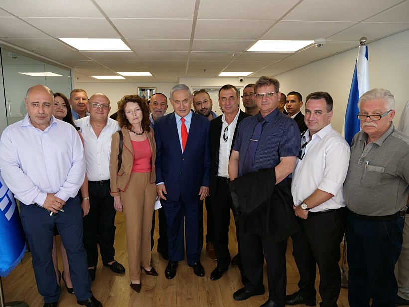 ראש הממשלה ויו״ר הליכוד בנימין נתניהו יחד עם מטה השטח הרוסי של קמפיין הליכוד, עם 25 נציגים של המגזר הרוסי