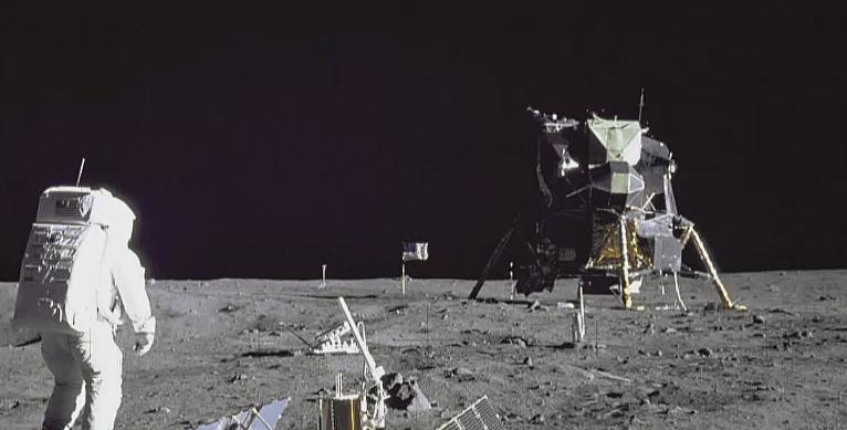 ניל ארמסטרונג ורכב הנחיתה ''העיט'' על הירח