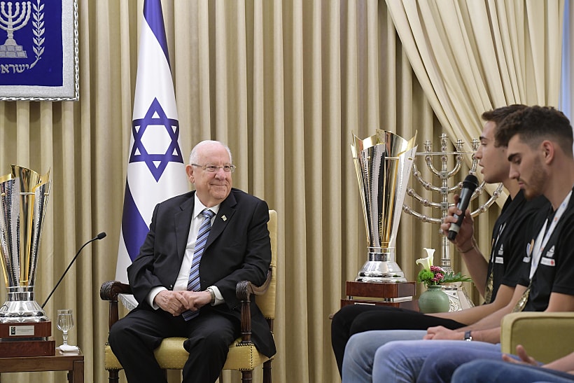 הנשיא ריבלין עם שחקני העתודה של נבחרת ישראל בכדרוסל