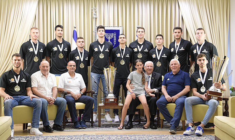 הנשיא ריבלין עם שחקני העתודה של נבחרת ישראל בכדרוסל