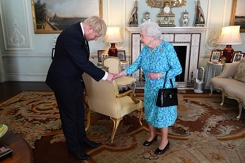 ראש הממשלה החדש של בריטניה בוריס ג'ונסון לוחץ את ידה של המלכה אליזבת