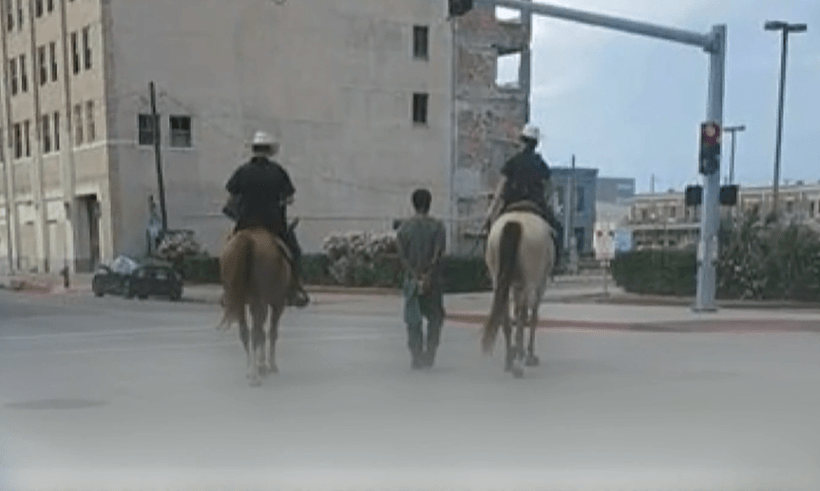 עצור כהה עור מובל בחבל על ידי שוטרים בטקסס