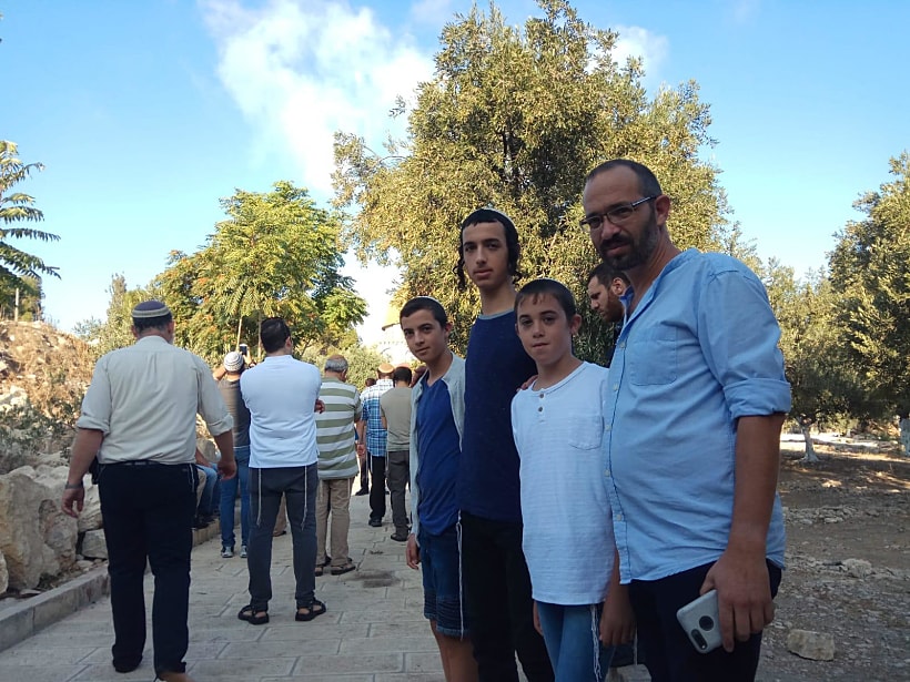 דביר יהודה שורק, יחד עם משפחתו, בטיול בהר הבית 