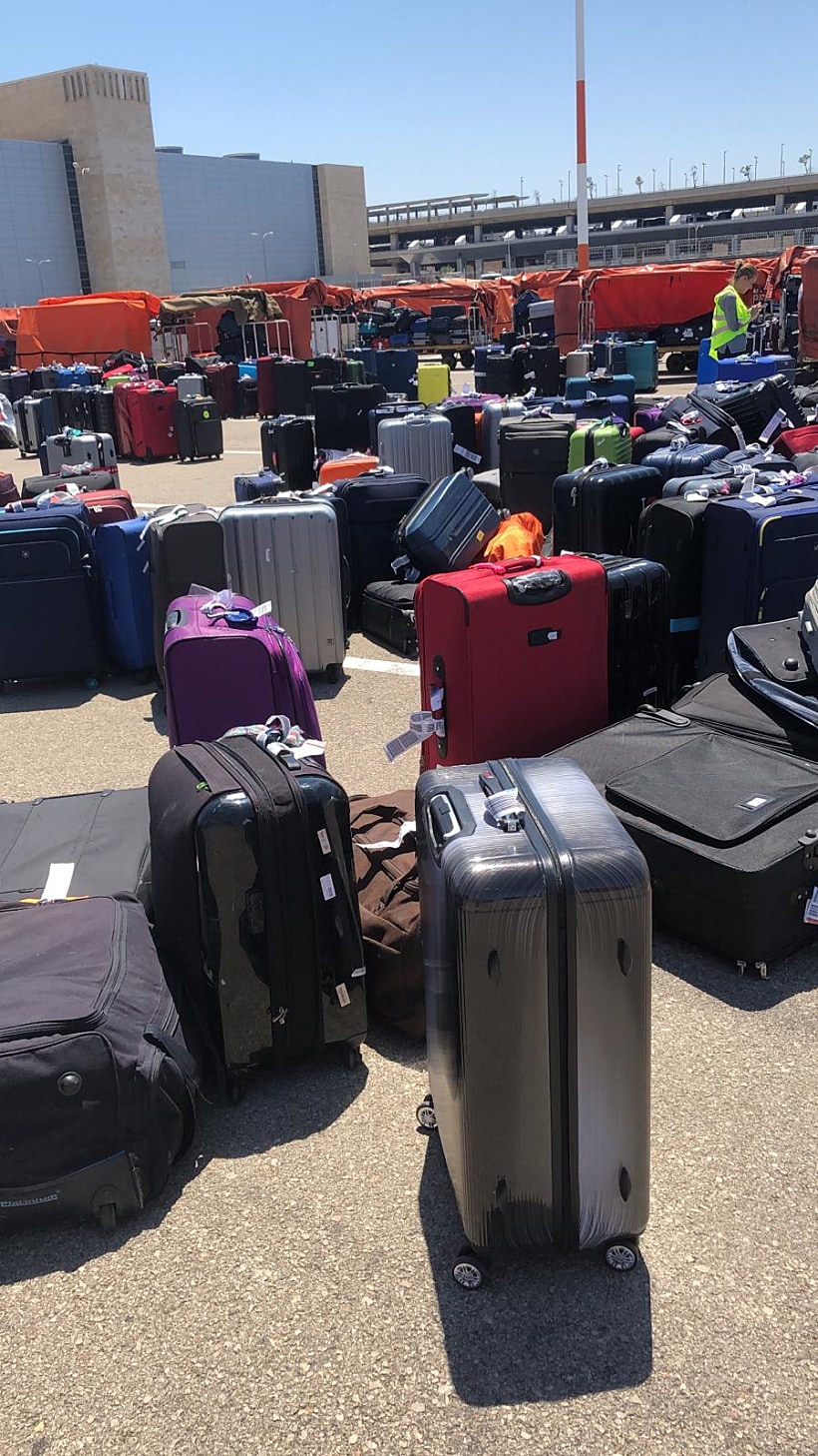 מאות מזוודות ממתינות למיון