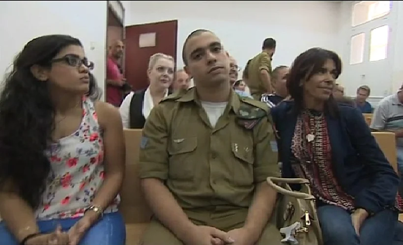 אלאור אזריה לצד אמו ואחותו בבית הדין