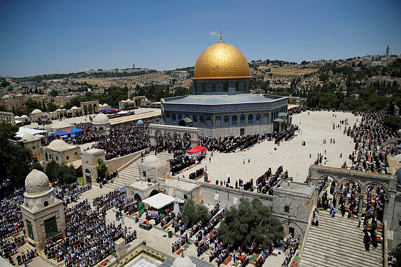 פלסטינים מתפללים במתחם הר הבית בירושלים במהלך חג הרמדאן