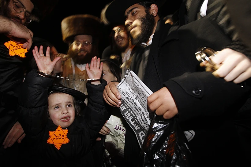 ילד חרדי עם טלאי צהוב בהפגנת חרדים בכיכר השבת בירושלים