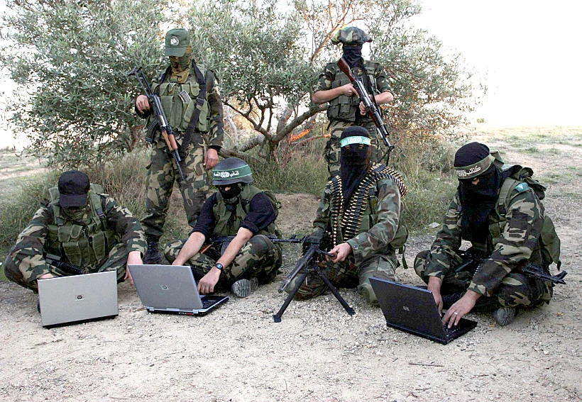 אנשי חמאס עם מחשבים ניידים