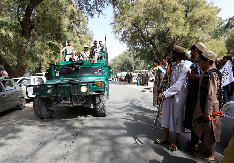 כוחות הביטחון האפגניים רוכבים על רכב צבאי במהלך הפסקת האש ברובע באטי קוט במחוז נאנגרהאר, אפגניסטן