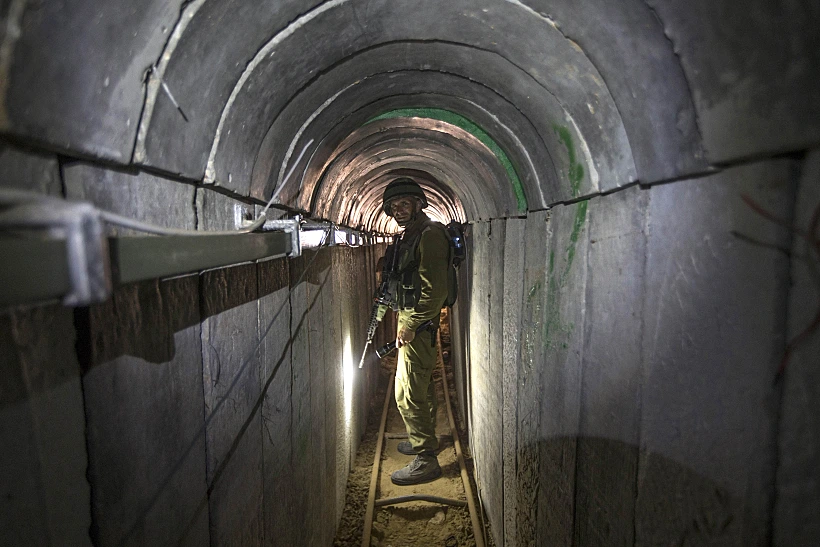 חייל צה"ל במנהרה שחפר חמאס ברצועת עזה, על גבול ישראל