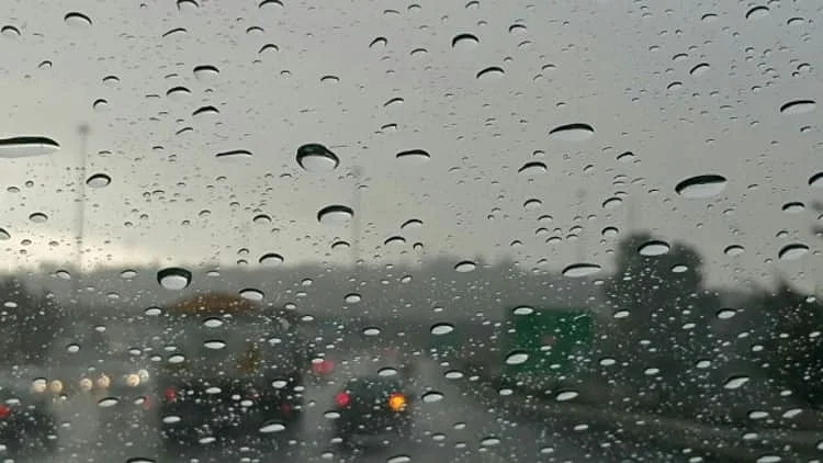 גשם על שמשת רכב