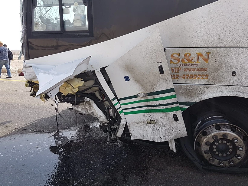 זירת התאונה בין רכב פרטי לאוטובוס בכביש 90 סמוך לצומת נאות הכיכר