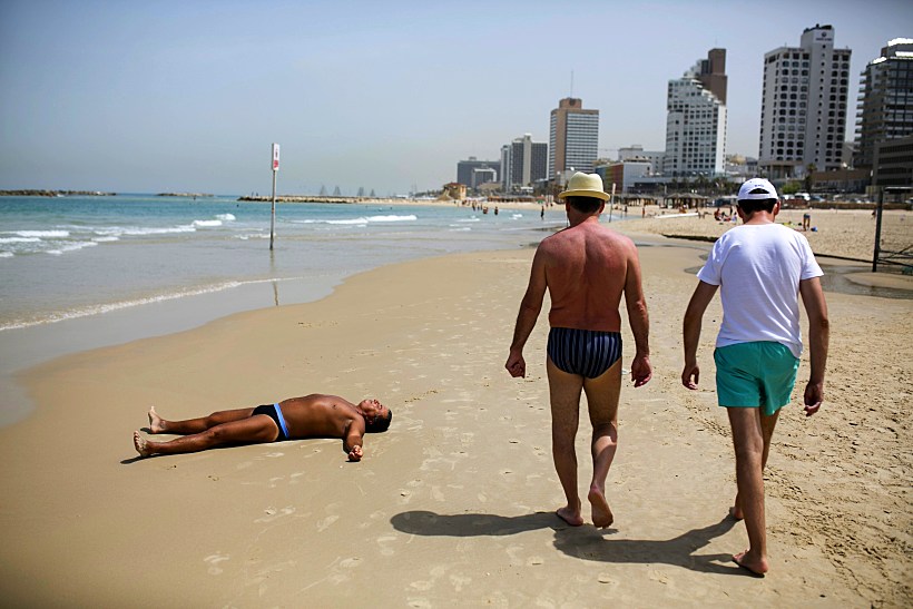 מתרחצים בחוף הים בתל אביב