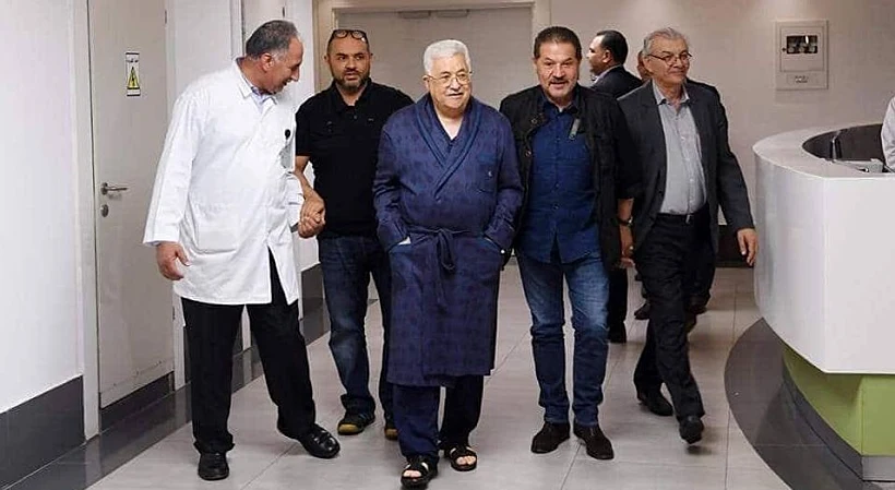 תמונות מכלי תקשורת פלסטינים בהן נראה אבו מאזן הולך בבית החולים ברמאללה