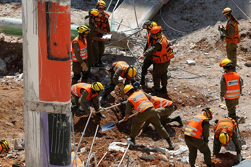 כוחות חילוץ באתר הבנייה של החניון שקרס ברמת החייל בתל אביב
