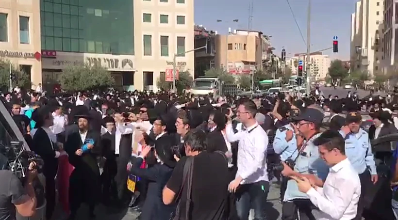 חרדים המפגינים בירושלים חוסמים את תנועת הרכבת הקלה