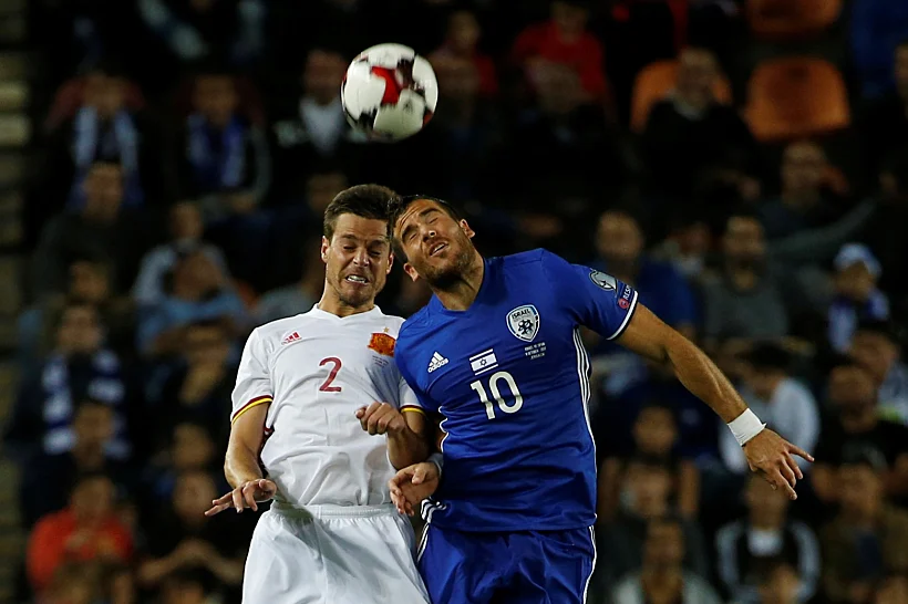 תומר חמד נאבק על הכדור מול ספרד