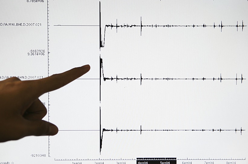 סיסמוגרף מציג רעידת אדמה באינדונזיה, באי סולאווסי, בעוצמה 6.5 בסולם ריכטר, בשנת 2009