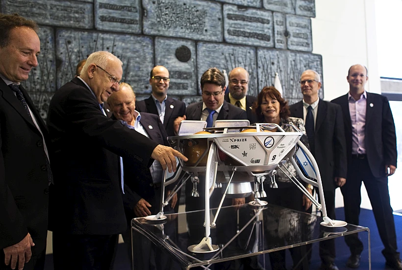 הנשיא ראובן ריבלין והחללית של קבוצת SpaceIL הישראלית, שאמורה לנחות על הירח