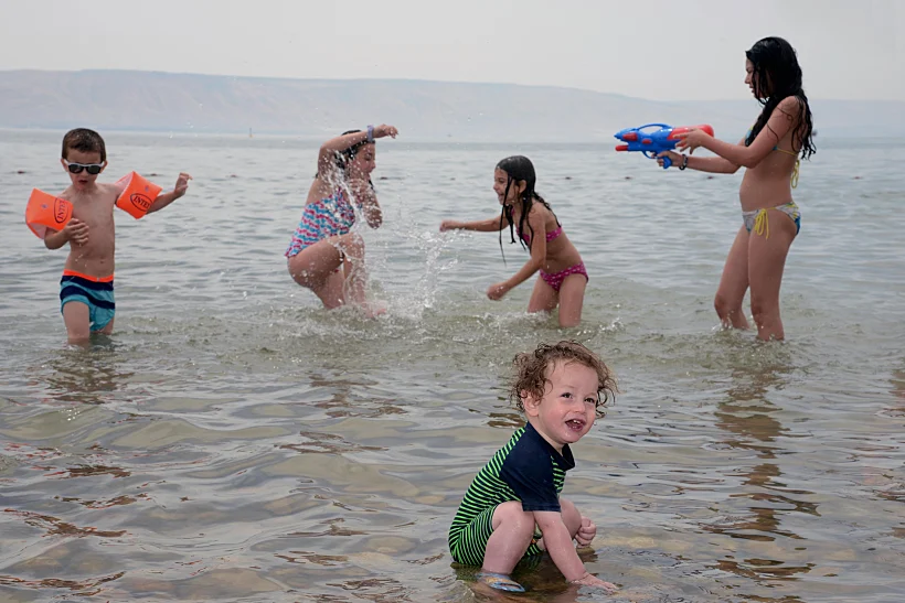 מטיילים בחופי רשות ניקוז ונחלים כנרת