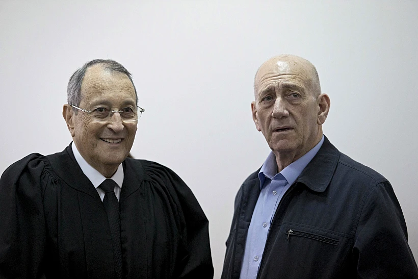 עורך הדין אלי זוהר וראש הממשלה לשעבר אהוד אולמרט בהכרעת דינו בבית המשפט