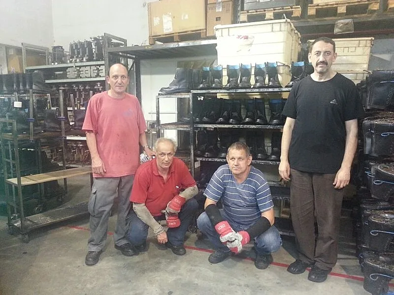 עובדי מפעל ייצור נעלי הצבא 